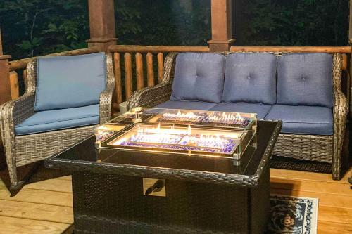 Hilltop Hideaway Cabin With Porch And Fire Pit!
