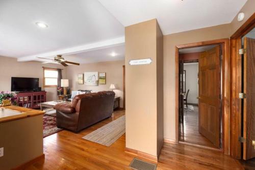 Chestnut Hill Retreat-spacious-3 Miles To Downtown