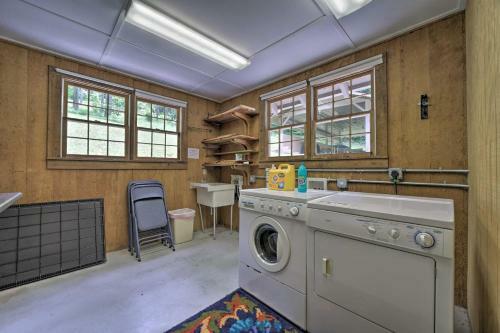 Gorgeous Home With Fireplace Less Than 6 Mi To Downtown