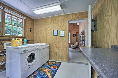 Gorgeous Home With Fireplace Less Than 6 Mi To Downtown