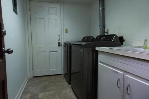 Charming 1960s Home Short Walk To Uptown Lightrail-unit 1