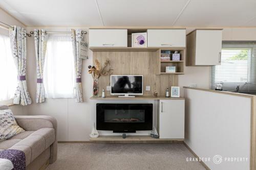 Modern, Picture-perfect, 2-bedroom Home, Parking