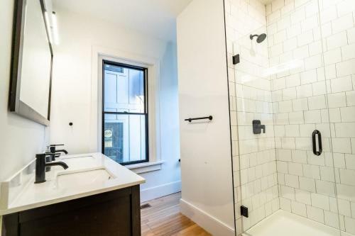 Hotel Luxurious, Huge Historic Mansion Minute From Downtown