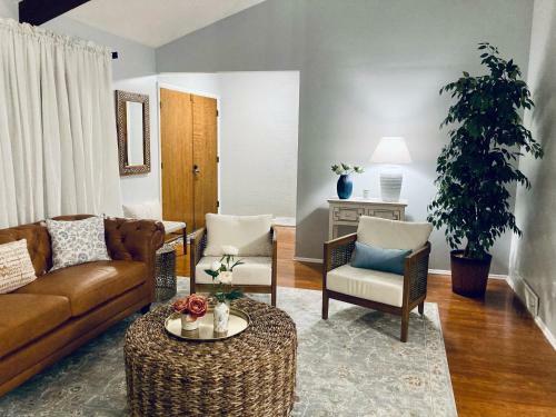 Villa Spacious Residence With Indoor Fireplace And A Large Backyard