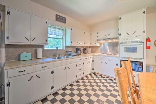 Charming Clayton Home About 4 Mi To Sardis Lake!