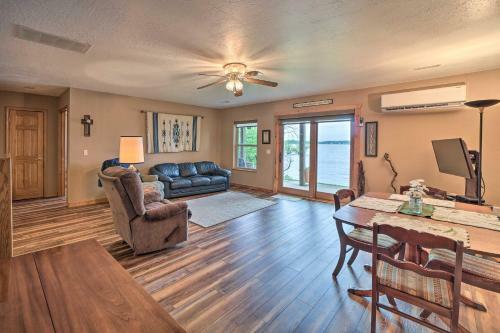 Apartamento Sunset Cove Lakefront Escape With Deck And Yard