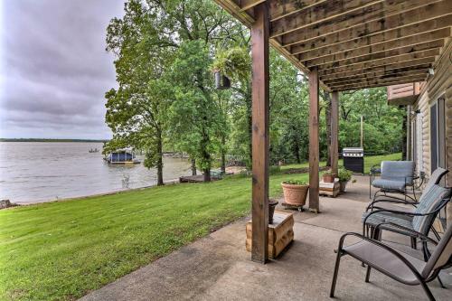 Apartamento Sunset Cove Lakefront Escape With Deck And Yard