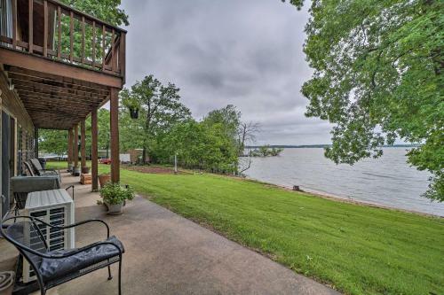 Apartamento Sunset Cove Lakefront Escape With Deck And Yard