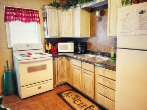 4 Bed Cowboy Home1 Mi Fort Sill- Weekly Rates!