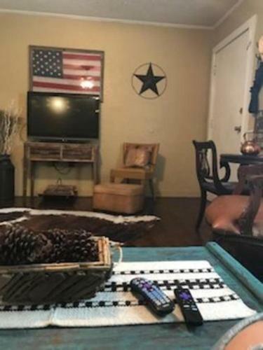 4 Bed Cowboy Home1 Mi Fort Sill- Weekly Rates!