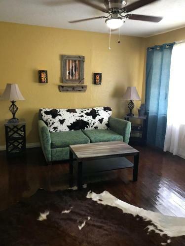 4 Plus Bed Home-groceries At Corner-ez 1 Mile To Post!