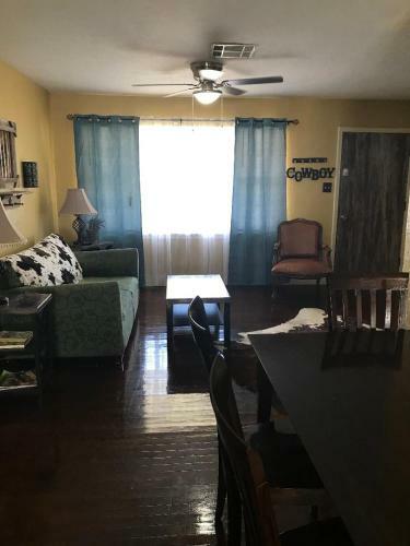 4 Plus Bed Home-groceries At Corner-ez 1 Mile To Post!