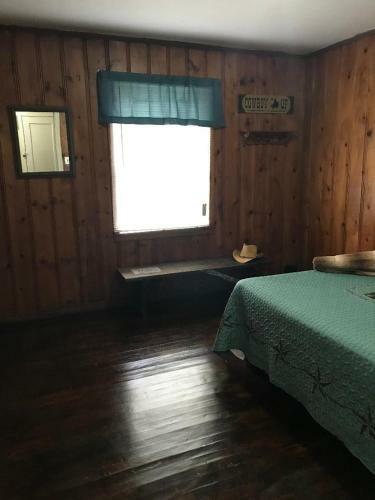 4 Plus Bed Home-groceries At Corner-ez 1 Mile To Post!