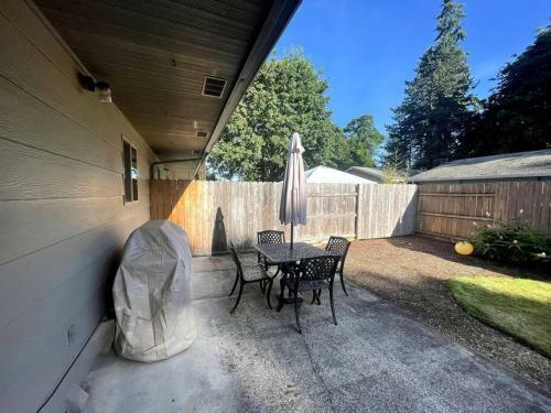Cheerful Two Bedroom With Wifi, Parking & Patio