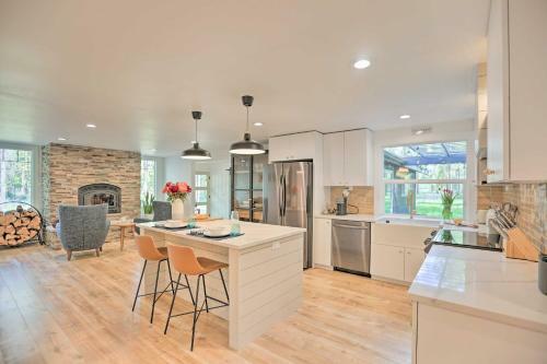 Bend Getaway With Deck And Hot Tub On 10 Acres!
