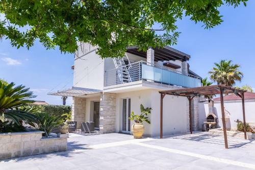 Wonderful Emerald And Gold Apartments With Parking