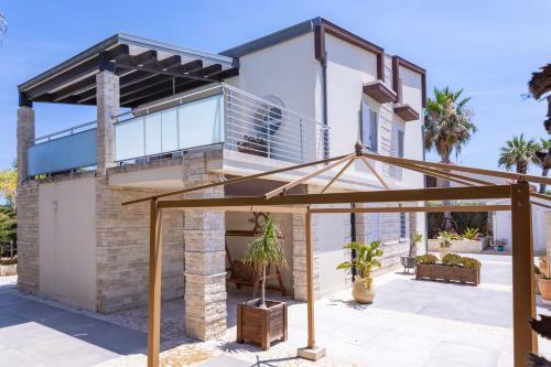 Wonderful Emerald And Gold Apartments With Parking