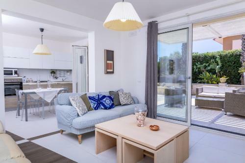 Wonderful Emerald And Gold Apartments With Parking
