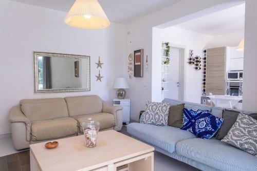 Wonderful Emerald And Gold Apartments With Parking