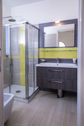 Wonderful Emerald And Gold Apartments With Parking