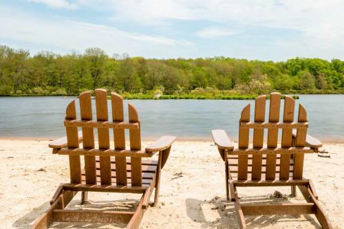 Sweetfern Cabin Retreat Deck And Lake Access