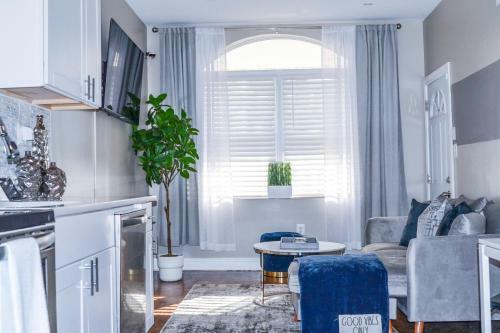 Beautiful 2 Bedroom Apartment With Patio And Deck