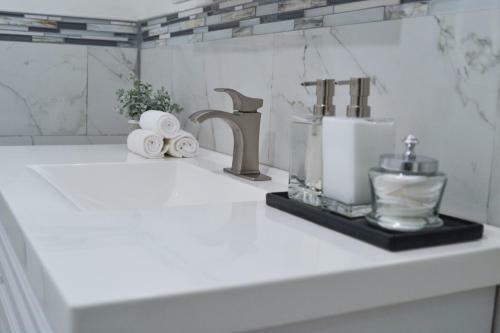 Beautiful 2 Bedroom Apartment With Patio And Deck