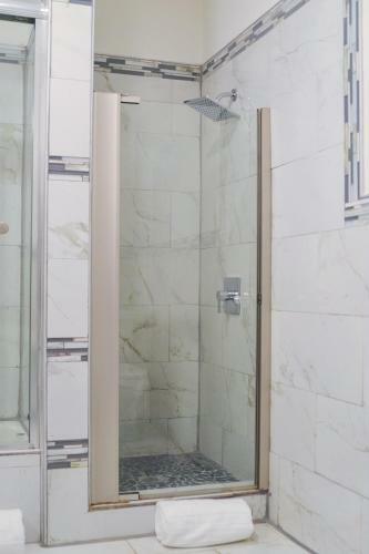 Beautiful 2 Bedroom Apartment With Patio And Deck