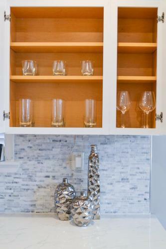 Beautiful 2 Bedroom Apartment With Patio And Deck