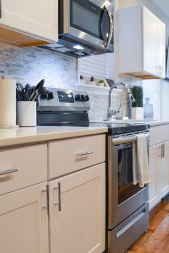 Beautiful 2 Bedroom Apartment With Patio And Deck