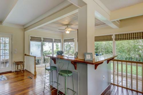 Under The Oaks - Island Living At Its Best