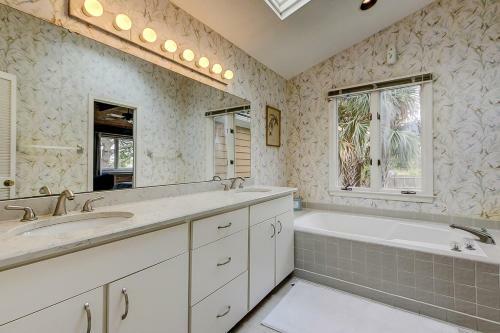 Under The Oaks - Island Living At Its Best