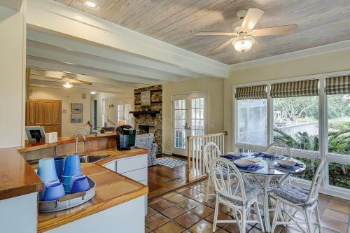 Under The Oaks - Island Living At Its Best