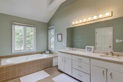 Under The Oaks - Island Living At Its Best