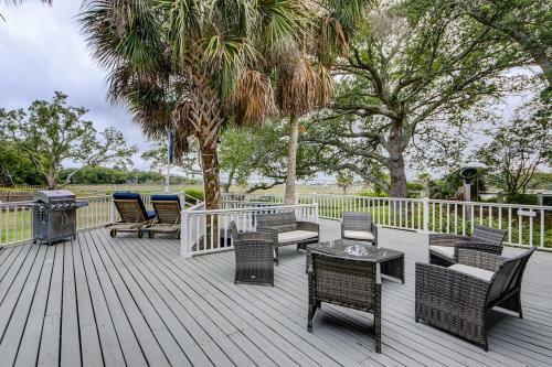 Under The Oaks - Island Living At Its Best