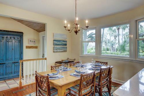Under The Oaks - Island Living At Its Best