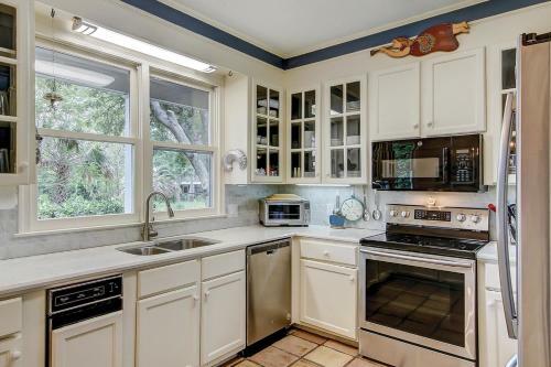 Under The Oaks - Island Living At Its Best