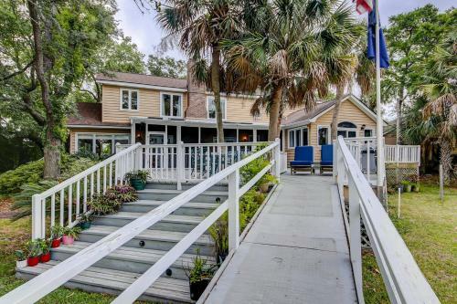 Under The Oaks - Island Living At Its Best