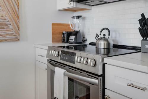 Villa Blanca Gorgeous Downtown Chs Home 3 King Bds
