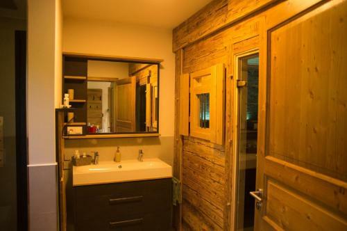 Chalet Am �lberg Mit Badefass Und Altholzsauna
