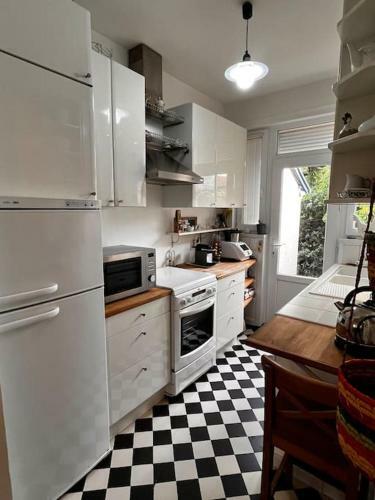 Agr�able Maison De Ville Avec Chemin�e Et Jardin