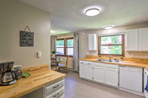Charming Rapid City Apartment Walk To Lake!