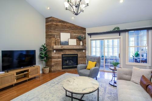 Quiet Side Retreat Hot Tub Fire Pit Fireplace