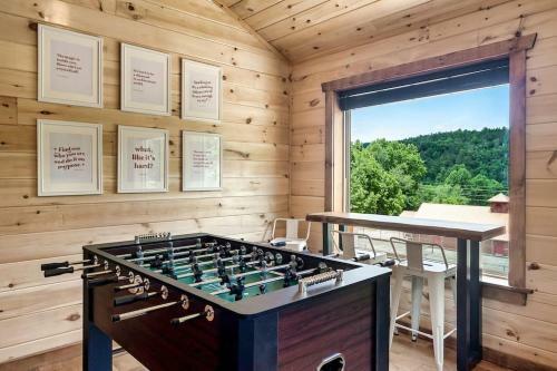 Southern Belle-new Boutique Cabin, Pool, Firepit, Hottub, Views