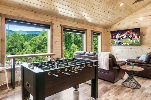 Southern Belle-new Boutique Cabin, Pool, Firepit, Hottub, Views