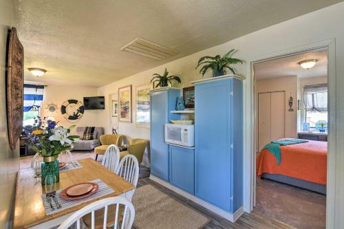 Apartamento Nautical Condo With Shared Patio, 1 Mi To Beach