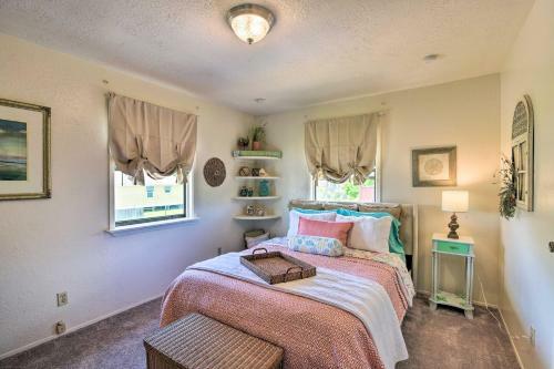 Apartamento Nautical Condo With Shared Patio, 1 Mi To Beach
