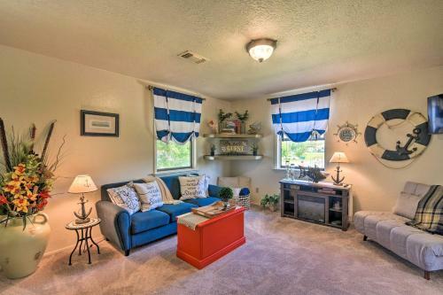Apartamento Nautical Condo With Shared Patio, 1 Mi To Beach
