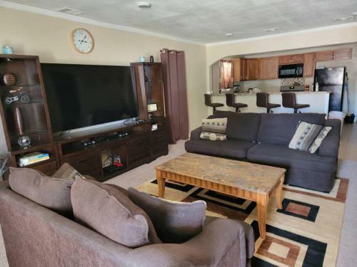 Villa City Cottage 2br/1ba Near Downtown