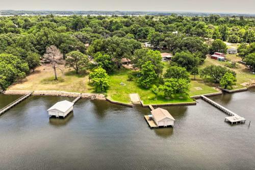 Beautiful Texas Retreat On Lake Palestine!